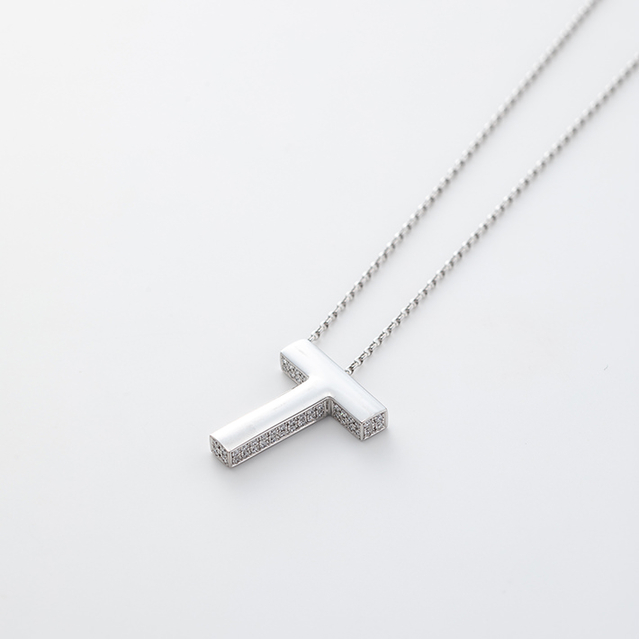 画像：Initial pendant necklace / Diamonds on the sides