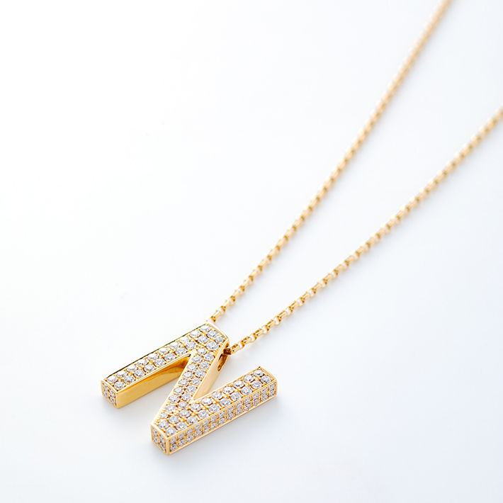 画像：Initial pendant necklace / Diamonds all over